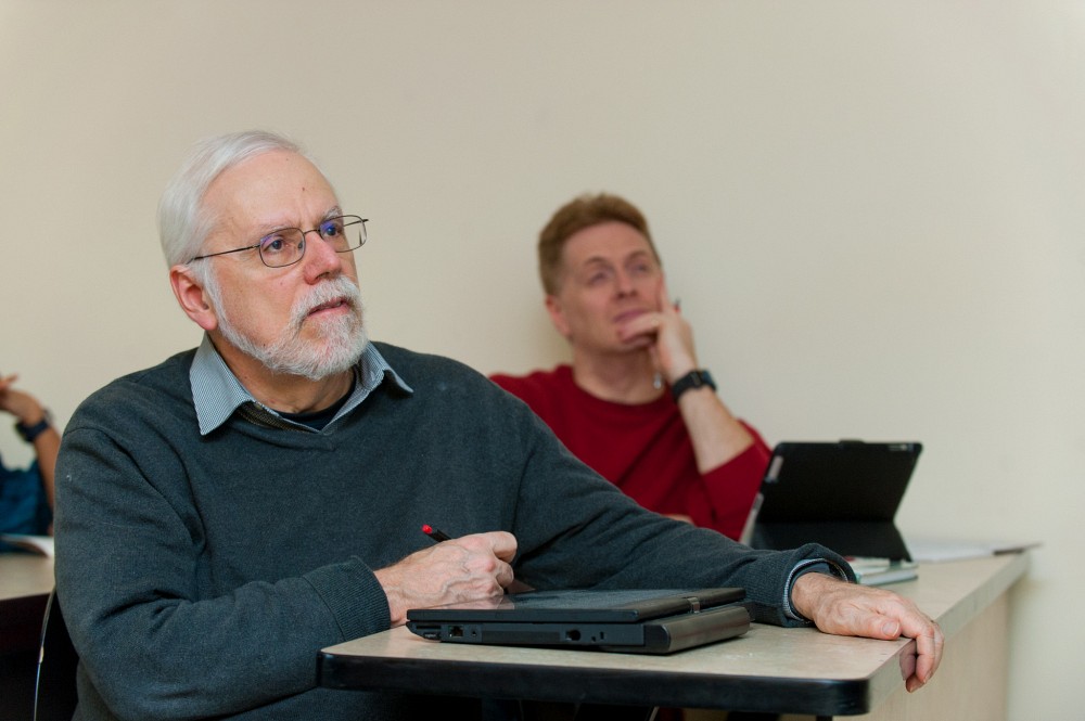 Le physicien Andr&eacute;-Marie Tremblay et, en arri&egrave;re-plan, son coll&egrave;gue Patrick Fournier.