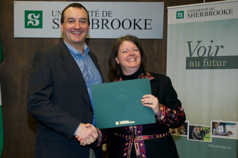 Martin Roy, laur&eacute;at du prix facultaire Reconnaissance de la qualit&eacute; de l&rsquo;enseignement, et la vice-rectrice Lucie Laflamme.