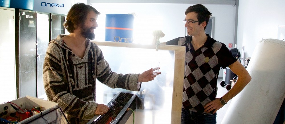 Renaud Lafortune et Dragan Tutic, deux dipl&ocirc;m&eacute;s de la Facult&eacute; de g&eacute;nie, savourent un verre d'eau issu de leur prototype qui dessale l'eau de mer.