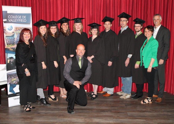 Les personnes nouvellement dipl&ocirc;m&eacute;es du Coll&egrave;ge de Valleyfield accompagn&eacute;es de Suzie Grondin, directrice g&eacute;n&eacute;rale du coll&egrave;ge, &Eacute;tienne Leduc, conseiller p&eacute;dagogique, Julie Cadieux, conseill&egrave;re p&eacute;dagogique et Jules B&eacute;langer, directeur de PERFORMA.