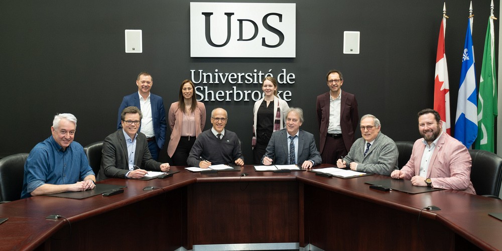 Les six signataires de la nouvelle convention (&agrave; l&rsquo;avant) accompagn&eacute;s de collaborateurs (debout)&nbsp;: Pr&nbsp;Dominique Dorion, doyen de la Facult&eacute; de m&eacute;decine et des sciences de la sant&eacute;; Pr&nbsp;Patrik Doucet, vice-recteur aux ressources humaines; Pr&nbsp;Pierre Cossette, recteur; Pr&nbsp;Fran&ccedil;ois Cormier, pr&eacute;sident de l'APECFMUS; M.&nbsp;Jean-Guy Baril, conseiller &agrave; la CSQ; et M.&nbsp;Alexandre Simoneau, conseiller en gestion des ressources humaines au Service des ressources humaines (SRH). &Agrave; l&rsquo;arri&egrave;re&nbsp;: M. Denis Simard, directeur de la section Relations de travail et r&eacute;mun&eacute;ration au SRH; Mme&nbsp;Sasha Cardinal, directrice g&eacute;n&eacute;rale du SRH, Mme&nbsp;Elisa Normandin, adjointe de direction &agrave; l'APECFMUS; et M. Cl&eacute;ment Huneault, conseiller en gestion des ressources humaines au SRH (nouvellement retrait&eacute;).