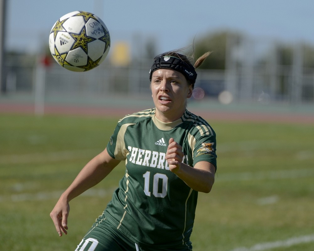 Le Vert&nbsp;&&nbsp;Or et Josianne Lecompte ont encaiss&eacute; un revers de 2 &agrave;&nbsp;0 face au Rouge et Or de l'Universit&eacute; Laval, dimanche &agrave; Qu&eacute;bec.