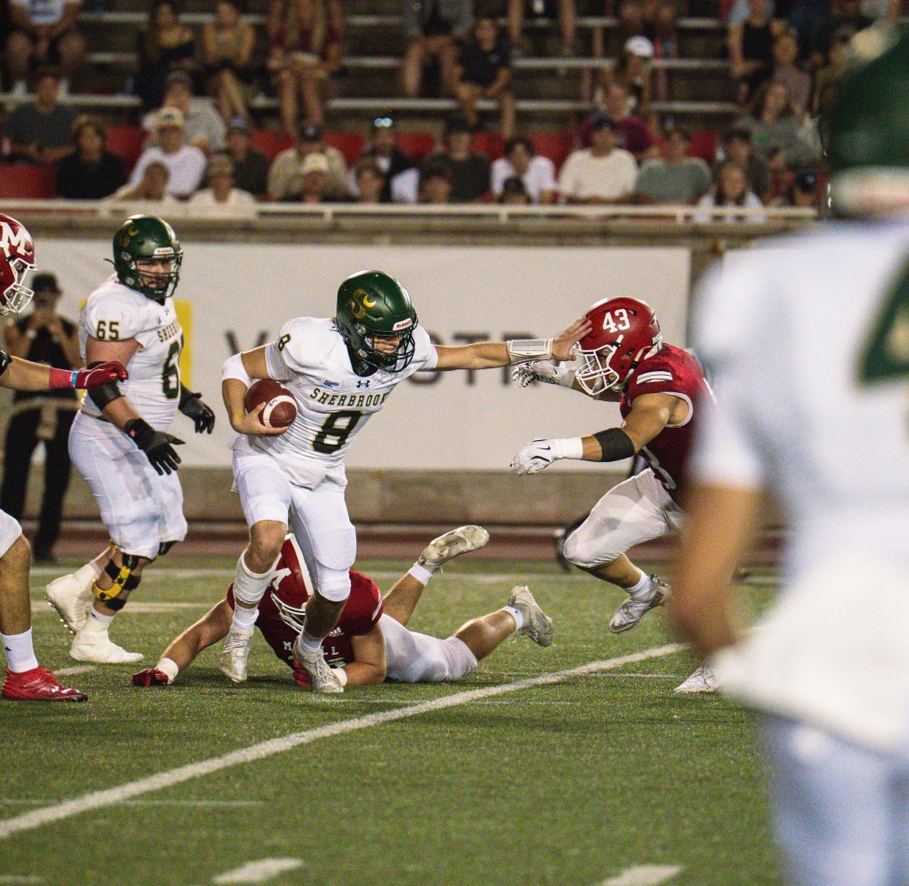 L'&eacute;tudiant-athl&egrave;te de 2e ann&eacute;e Samuel Goulet-M&eacute;nard (#8) a pilot&eacute; l'attaque du V&O lors des trois premiers quarts de l'affrontement contre les Redbirds.
