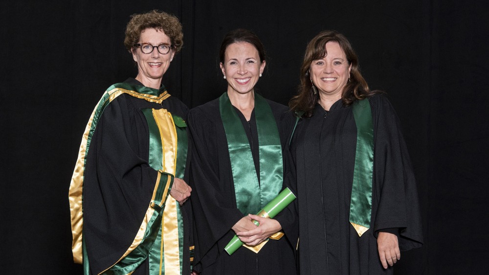 La nouvelle juge Katheryne Desfoss&eacute;s, entour&eacute;e de la&nbsp;Pre Genevi&egrave;ve Cartier, doyenne int&eacute;rimaire en 2019, et de la Pre Nathalie V&eacute;zina lors de la collation des grades 2019.