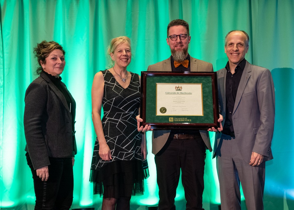 De gauche &agrave; droite : Anick Lessard, doyenne de la Facult&eacute; des lettres et sciences humaines; Christine Hudon, vice-rectrice &agrave; l'enseignement; Tristan Landry, professeur d&rsquo;histoire; Pierre Cossette, recteur de l'Universit&eacute; de Sherbrooke.