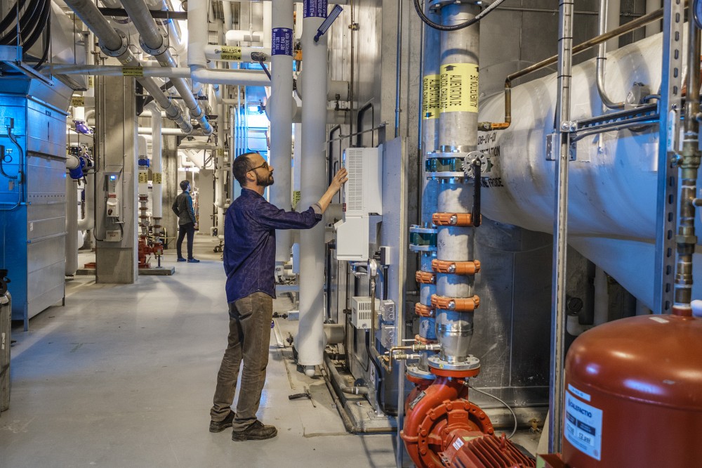 Les &eacute;missions li&eacute;es &agrave; l&rsquo;&eacute;nergie consomm&eacute;e par le parc immobilier de l'UdeS sont pass&eacute;es depuis 2003 de 15&nbsp;594 tonnes &eacute;quivalentes de CO2&nbsp;&agrave; 3583 tonnes, pour la p&eacute;riode 2022-2023.