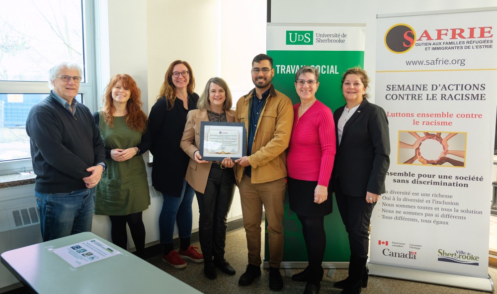 Pr Andr&eacute; Marquis, vice-doyen &agrave; l'enseignement, Mme Julie Harnois, secr&eacute;taire de facult&eacute; et directrice des affaires &eacute;tudiantes, Annie Lambert, Responsable de la formation pratique, Pre Nathalie Delli Colli, directrice de l'&Eacute;cole de travail social, M. Frank Albarracin, coordonnateur des programmes au SAFRIE, Pre Annick Lenoir, Responsable du 2e&nbsp;cycle en travail social et coresponsable des programmes en g&eacute;rontologie et Pre Anick Lessard, doyenne de la FLSH.