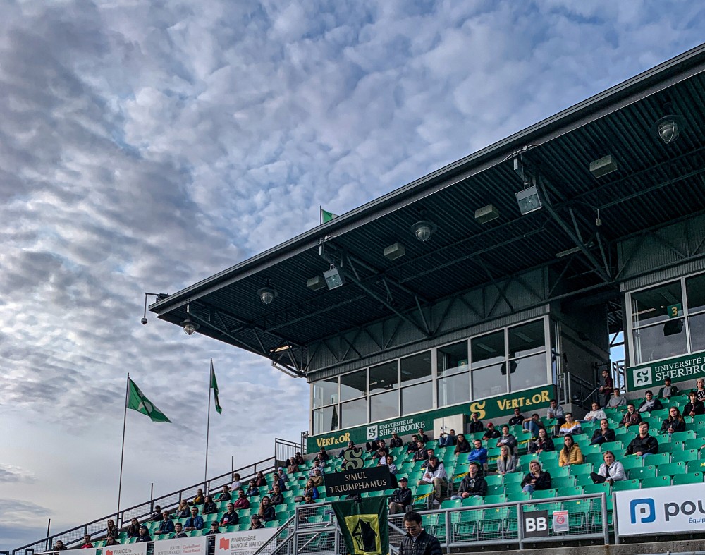 Les futurs ing&eacute;nieurs de la 66e promotion re&ccedil;oivent leur bandana Vert et Or au stade principal de l'Universit&eacute; de Sherbrooke.