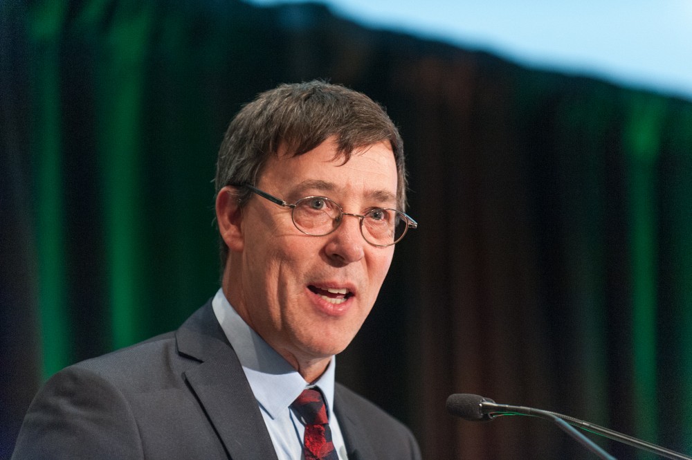 Pr Jean-Pierre Perreault, vice-recteur &agrave; la recherche et aux &eacute;tudes sup&eacute;rieures