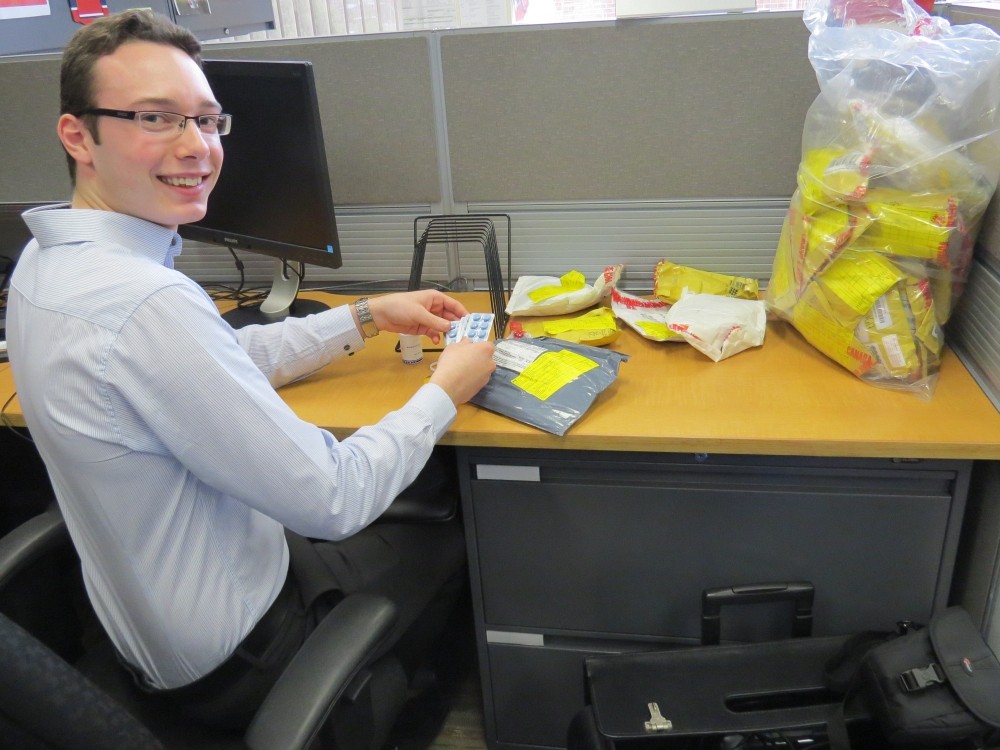 Au bureau, Vincent s'occupe principalement de la r&eacute;daction de rapports sur les produits non conformes &agrave; la r&eacute;glementation applicable, originalement recueillis lors de ses visites aux divers ports d'entr&eacute;e douaniers.