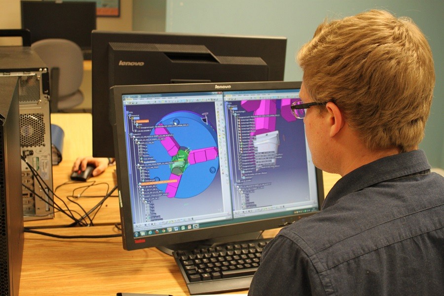 Un &eacute;tudiant travaille sur le logiciel CATIA.