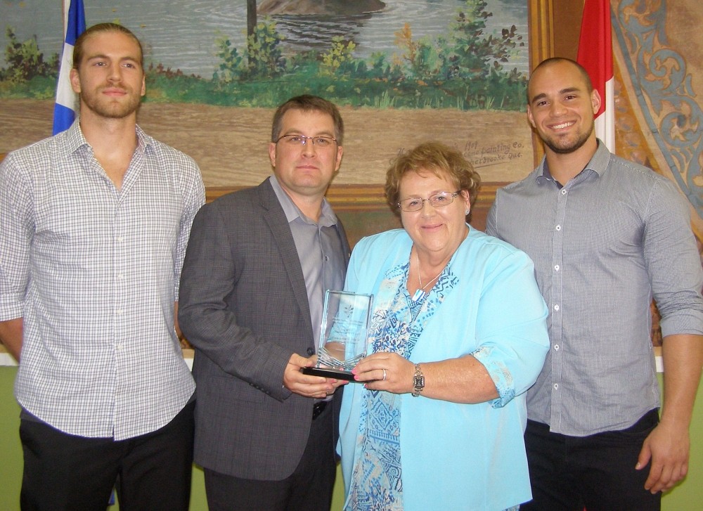 L'entra&icirc;neur-chef David Lessard a accept&eacute;, au nom de l'&eacute;quipe de football Vert & Or, le Prix sportif Eug&egrave;ne-Lalonde de la Soci&eacute;t&eacute; St-Jean-Baptiste de Sherbrooke des mains de sa pr&eacute;sidente Micheline Dupuis.