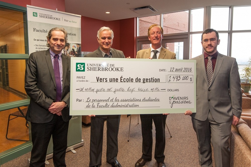 Le doyen Fran&ccedil;ois Coderre en compagnie de Roger No&euml;l, copr&eacute;sident de la campagne interne, Me Fran&ccedil;ois Dub&eacute;, directeur g&eacute;n&eacute;ral de la Fondation de l'UdeS et S&eacute;bastien Perron, pr&eacute;sident de l'AEFA. 