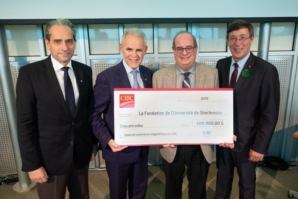 L'Universit&eacute; se r&eacute;jouit de la contribution de la Banque CIBC. Sur la photo: Pr Fran&ccedil;ois Coderre,&nbsp;doyen de l'&eacute;cole de gestion,&nbsp;Sylvain Vinet, chef r&eacute;gional et premier vice-pr&eacute;sident, R&eacute;gion Est du Canada, Distribution D&eacute;tail &agrave; la Banque CIBC, Pr Michel Dion, titulaire de la Chaire de recherche en int&eacute;grit&eacute; financi&egrave;re CIBC et&nbsp;Pr Jean-Pierre Perreault, vice-recteur &agrave; la recherche et aux &eacute;tudes sup&eacute;rieures &agrave; l'UdeS.