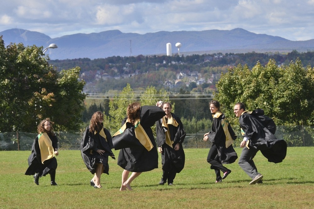 Quelques dipl&ocirc;m&eacute;s jouant, entre la c&eacute;r&eacute;monie principale et leur c&eacute;r&eacute;monie facultaire.