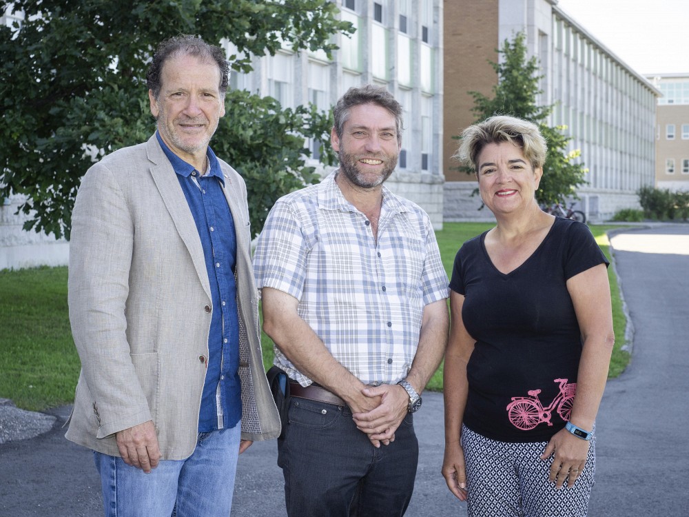 M. Luc Ra&icirc;che, Directeur du d&eacute;veloppement de la Facult&eacute; des sciences, M. Daniel Bergeron et Pre Carole Beaulieu, doyenne de la Facult&eacute;.