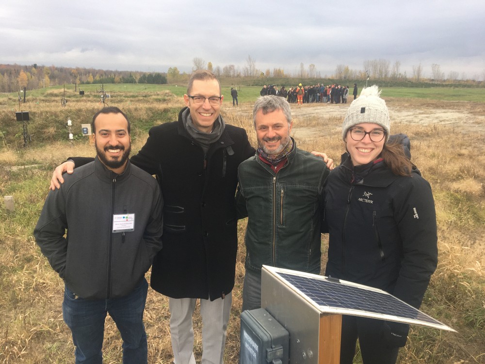 De gauche &agrave; droite: Mauro Duarte, Simon Mercier, directeur g&eacute;n&eacute;ral de WasteManagement, au Qu&eacute;bec, Alexandre Cabral, professeur, et Virginie Simard.