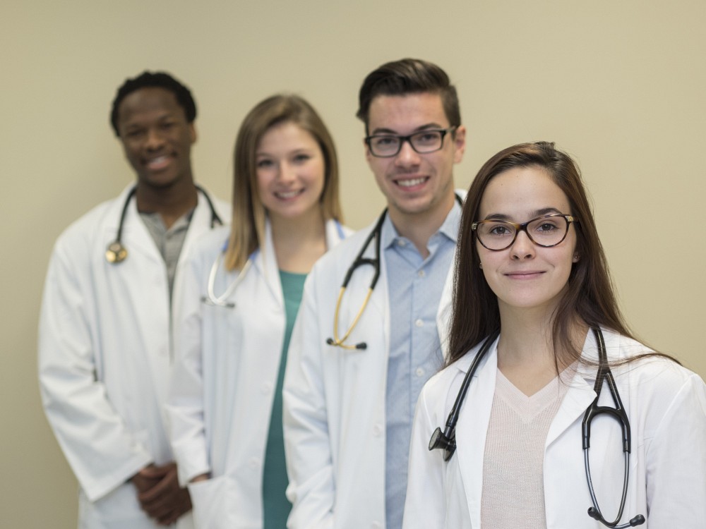 Dans un parcours de professionnalisation, les cours sont organis&eacute;s autour de situations professionnelles de complexit&eacute; croissante qui rendent visible la progression du d&eacute;veloppement de la pratique professionnelle.