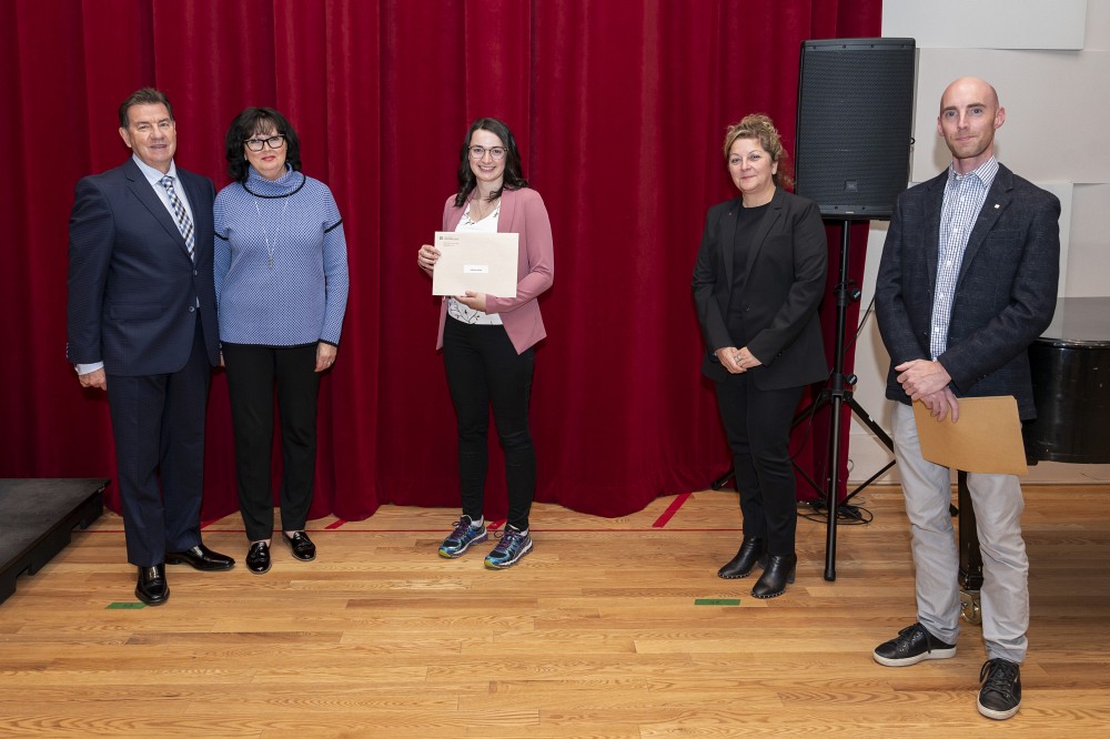 M.&nbsp;Martial Carbonneau et sa femme, co-initiateurs de la Bourse Christan Carbonneau,&nbsp;la doyenne de la Facult&eacute; des lettres et sciences humaines, Pre Anick Lessard et&nbsp;le directeur de l&rsquo;&Eacute;cole de musique, Pr Andr&eacute; Cayer,&nbsp;ont remis une bourse de 2000&nbsp;$ &agrave; Ariane Gagnon (cheminement interpr&eacute;tation piano).