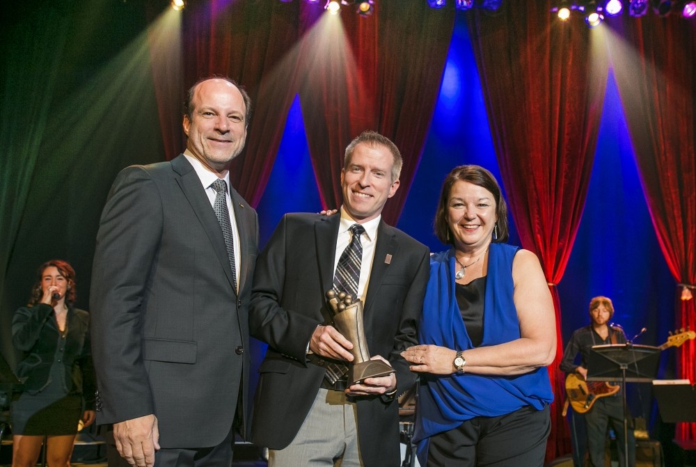 M. Jacques Fortier, pr&eacute;sident du conseil d'administration, Pr Andr&eacute; Carpentier et Mme Patricia Gauthier, directrice g&eacute;n&eacute;rale du CHUS
