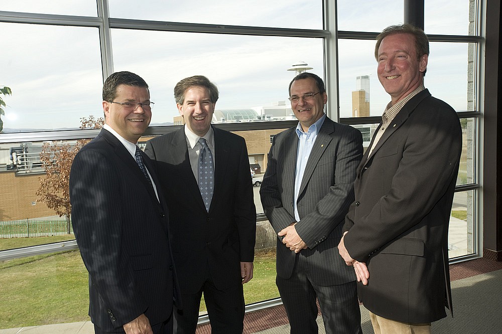 Jocelyn Proulx, directeur général de CHLT et CKOI, et Mario Cecchini, vice-président de Corus Québec, ont procédé à l'annonce officielle de ce don majeur, en présence d'Alain Webster, vice-recteur au développement durable et aux relations gouvernementales de l'Université de Sherbrooke, et de François Dubé, directeur général de La Fondation de l'UdeS.