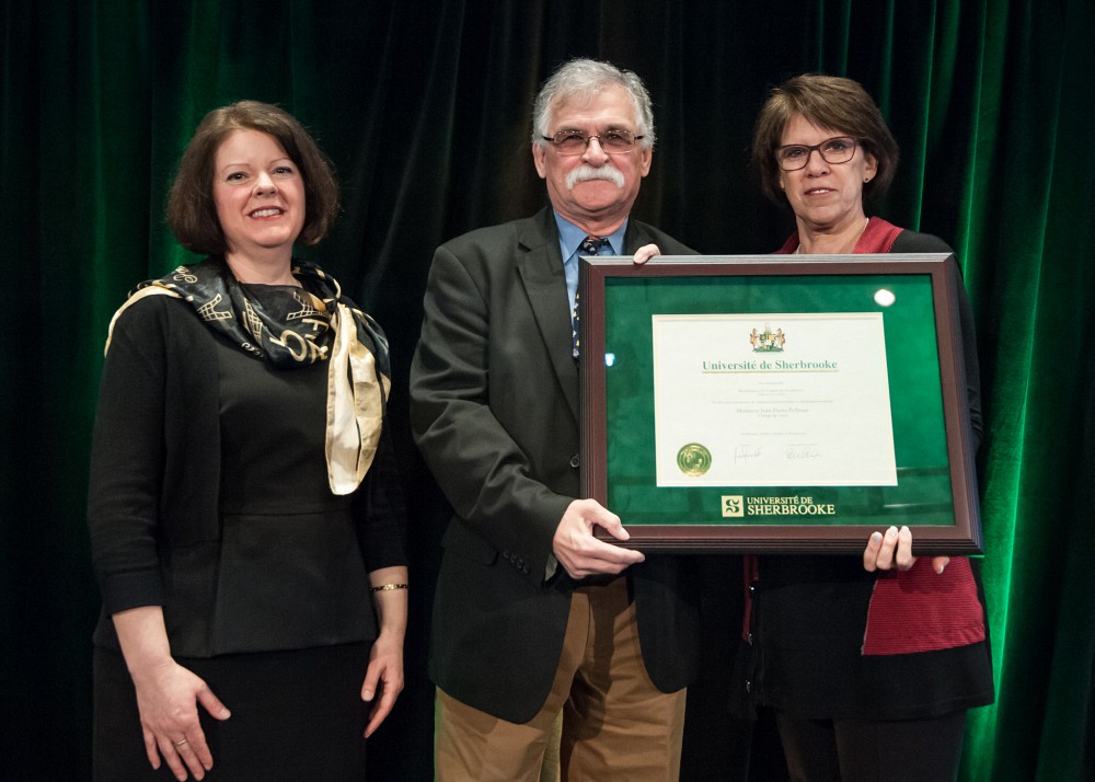 Monsieur Pelletier est entour&eacute; de la rectrice, Luce Samoisette &agrave; droite et de Lucie Laflamme, vice-rectrice aux &eacute;tudes, &agrave; gauche.