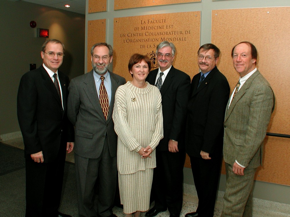 D&eacute;signation de la Facult&eacute; de m&eacute;decine &agrave; titre de Centre collaborateur de l'Organisation mondiale de la sant&eacute; (OMS), 8 novembre 2001. De gauche &agrave; droite, Pr Paul Grand&rsquo;Maison, vice-doyen &agrave; la communaut&eacute; et secr&eacute;taire de la facult&eacute;, Dr Charles Godue, Organisation panam&eacute;ricaine pour la sant&eacute;, Mme Jeannine Auger, direction de la coop&eacute;ration internationale, minist&egrave;re de la sant&eacute; et des services sociaux du Qu&eacute;bec, Dr Jean Larivi&egrave;re, Coop&eacute;ration internationale, Sant&eacute; Canada, Pr Michel Baron, doyen, Dr Charles Boelen, Organisation mondiale de la sant&eacute;.