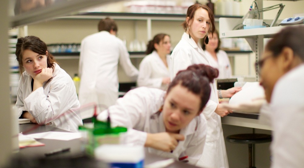 Une s&eacute;ance de travaux pratiques en immunologie, &agrave; la Facult&eacute; des sciences.
