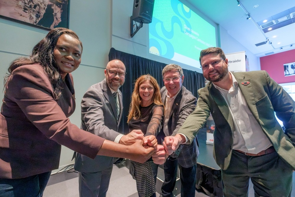 Gwladys Sebogo, directrice g&eacute;n&eacute;rale de Centraide Estrie; Francis Demers, directeur philanthropique de Centraide Estrie; Kim Lagueux Dugal, directrice g&eacute;n&eacute;rale et registraire au Bureau de la registraire de l&rsquo;UdeS et pr&eacute;sidente de la campagne UdeS; le professeur Jean-Pierre Perreault, recteur de l&rsquo;UdeS; et Joey Dubreuil, membre du conseil d&rsquo;administration de Centraide Estrie ainsi que pr&eacute;sident du cabinet de campagne.