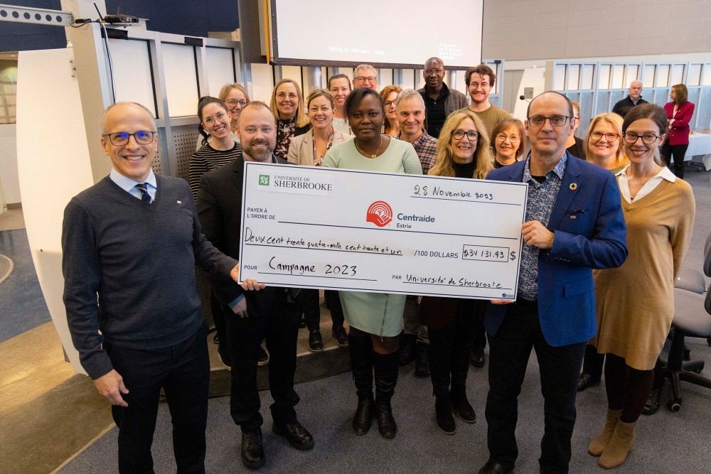 Pierre Cossette, recteur; Francis Demers, directeur philanthropique de Centraide; Gwladys Sebogo, directrice g&eacute;n&eacute;rale de Centraide;&nbsp;St&eacute;phane Roux, directeur de la campagne, en compagnie des personnes solliciteuses.