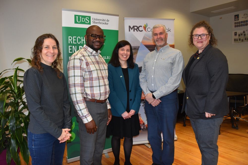 L'agente d'accueil et d'immigration &agrave; la MRC de Coaticook, Patricia Gardner, le doctorant Jean-Pierre Ayena, la professeure H&eacute;l&egrave;ne Mayrand, le pr&eacute;fet de la MRC de Coaticook, Simon Madore, et la mairesse d'East Hereford, Anick Nadia Gauthier.