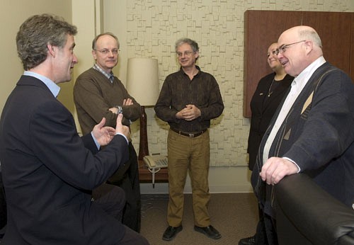 L'équipe multidisciplinaire composée des professeurs Denis Bédard (éducation), Daniel Dalle et Noël Boutin (génie), Christelle Lison et Daniel J. Côté (médecine) discutent de l'évolution des variables qui permettent de prédire l'engagement et la persévérance des étudiants dans leurs études universitaires. Absents sur la photo&nbsp;: Gérard Lachiver (génie) et Nathalie Lefebvre.