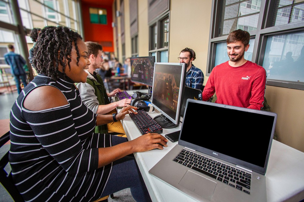 Personnes &eacute;tudiantes au D&eacute;partement d'informatique, lors de la pr&eacute;sentation des projets.