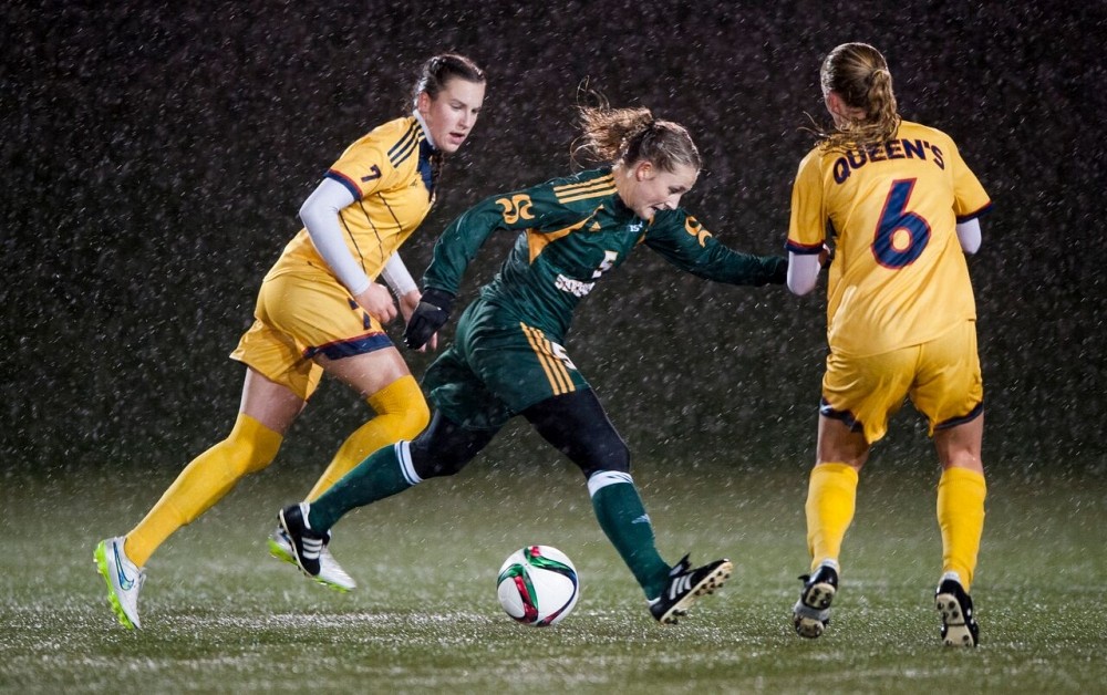Am&eacute;lie Tremblay et ses co&eacute;quipi&egrave;res du Vert & Or ont brav&eacute; la pluie et le vent jeudi soir pour battre les Golden Gaels de Queen's et se qualifier pour la demi-finale du Championnat SIC.