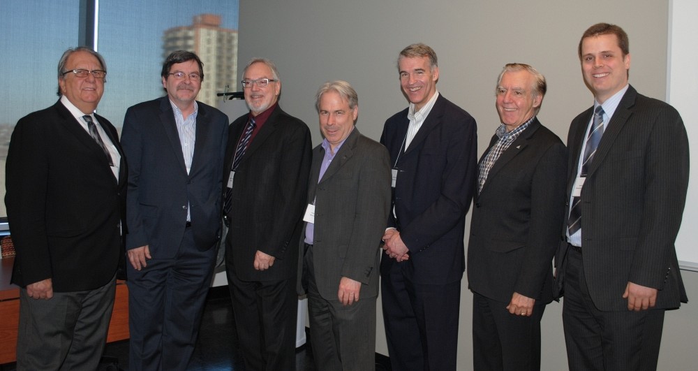 Sont pr&eacute;sents sur la photo (de gauche &agrave; droite)&nbsp;: Gilles C&ocirc;t&eacute;, pr&eacute;sident-directeur g&eacute;n&eacute;ral, D&eacute;veloppement &eacute;conomique Longueuil; Mario Deslongchamps, directeur g&eacute;n&eacute;ral, Service d&rsquo;appui au Campus de Longueuil de l&rsquo;UdeS; Maurice Duval, directeur scientifique, CQRDA; Fran&ccedil;ois Racine, pr&eacute;sident, Alcoa Innovation; Alain Desrochers, titulaire de la Chaire CRSNG en conception pour l&rsquo;aluminium, UdeS; Jean-Louis Fortin, agent de liaison, CQRDA; Sylvain Vachon, Chaire CRSNG en conception pour l&rsquo;aluminium, UdeS.