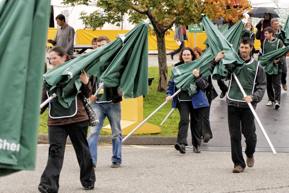 Des &eacute;tudiants ont mis la main &agrave; la p&acirc;te pour assurer le bon d&eacute;roulement de la derni&egrave;re collation des grades