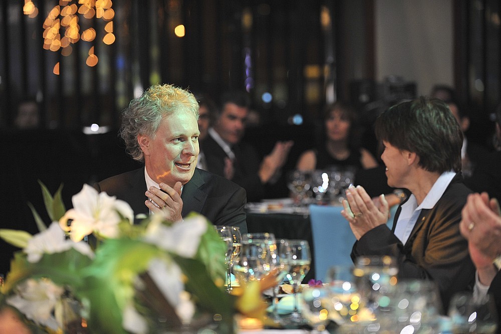 Le premier ministre et dipl&ocirc;m&eacute; de la Facult&eacute; de droit, Jean Charest, a &eacute;t&eacute; honor&eacute; par le R&eacute;seau des gens d'affaires de l'Universit&eacute; de Sherbrooke pour souligner ses 25&nbsp;ans de vie politique. On le voit ici avec Luce Samoisette, rectrice de l'institution.
