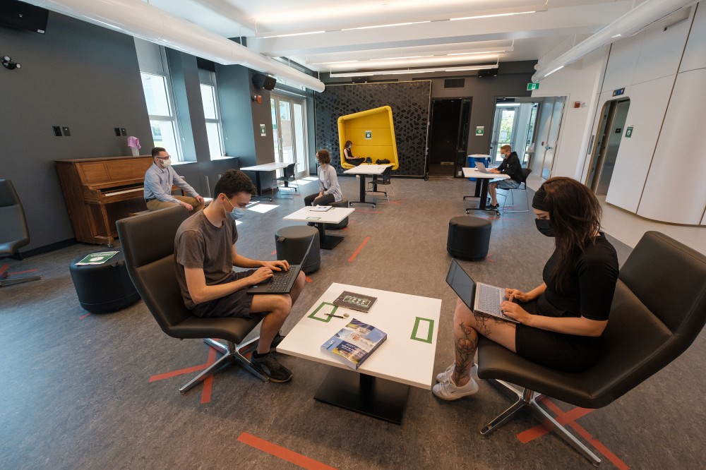 Des &eacute;tudiantes et &eacute;tudiants ont d&eacute;j&agrave; commenc&eacute; &agrave; s'approprier les espaces communs de la salle l'Horizon, &agrave; l'entr&eacute;e du b&acirc;timent.