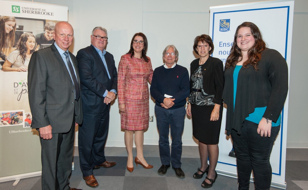 Luc R. Borduas, pr&eacute;sident de La Fondation de l&rsquo;Universit&eacute; de Sherbrooke, Normand Legault, pr&eacute;sident de la campagne majeure, Lucie B&eacute;gin, vice-pr&eacute;sidente r&eacute;gionale chez&nbsp;RBC, Robert Pauz&eacute;, directeur du Centre, Luce Samoisette, rectrice,&nbsp;et Sarah Marcil, &eacute;tudiante en psycho&eacute;ducation.