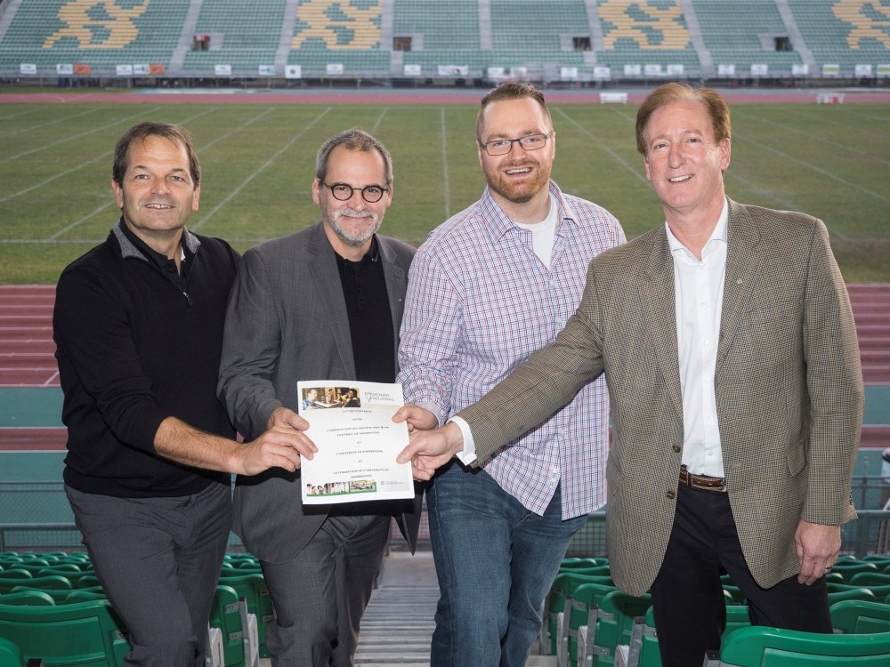 Jean-Pierre Boucher, directeur g&eacute;n&eacute;ral du Service du sport et de l&rsquo;activit&eacute; physique &agrave; l&rsquo;UdeS, Alain Webster, vice-recteur au d&eacute;veloppement durable et aux relations gouvernementales, Kristof Gyorfi, pr&eacute;sident de l&rsquo;Association des Anciens du Vert & Or football de l&rsquo;UdeS et Fran&ccedil;ois Dub&eacute;, directeur g&eacute;n&eacute;ral de La Fondation de l&rsquo;Universit&eacute; de Sherbrooke. 