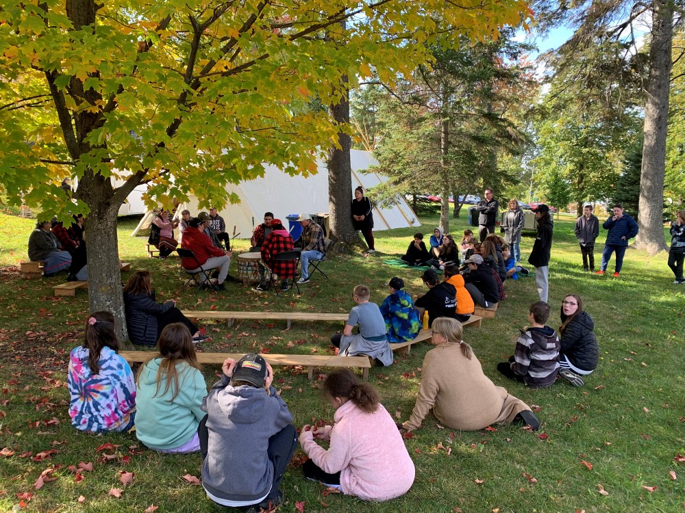 Un&nbsp;Shaputuan&nbsp;&eacute;rig&eacute; par&nbsp;l&rsquo;Institut Tshakapesh&nbsp;au site de formation de Saguenay