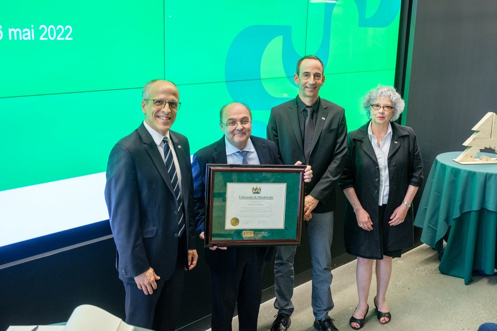 Remise du prix Grande Distinction 2021 &agrave; Chantiers Chibougamau. Monsieur Michel Filion, chef de l'exploitation de Chantiers Chibougamau, entour&eacute; du Pr&nbsp;Pierre Cossette, recteur de l'UdeS, le Pr Jean Proulx, doyen de la Facult&eacute; de g&eacute;nie, et Pre Jocelyne Faucher, secr&eacute;taire g&eacute;n&eacute;rale et vice-rectrice &agrave; la vie &eacute;tudiante.