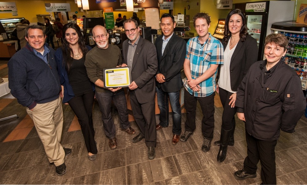 Patrice Cordeau, coordonnateur en d.d. &agrave; l&rsquo;UdeS, M&eacute;lanie Lemay, v-p. au d.d. de la FEUS, &Eacute;ric St-Pierre, de l&rsquo;Association qu&eacute;b&eacute;coise du commerce &eacute;quitable, Alain Webster, vice-recteur de l&rsquo;UdeS, Eddy Supeno, pr&eacute;sident du c.a. de la Coop&eacute;rative de l&rsquo;UdeS, &Eacute;tienne Doyon, du Carrefour de solidarit&eacute; internationale, St&eacute;phanie Lemay, d.-g. de la Coop&eacute;rative de l&rsquo;UdeS, et Manon Chamberland, directrice de Caf&eacute; CAUS.