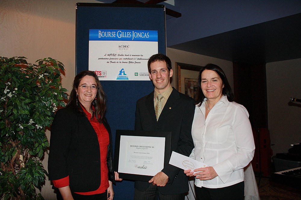 Julien L&eacute;pine (au centre) recevant la bourse Gilles-Joncas