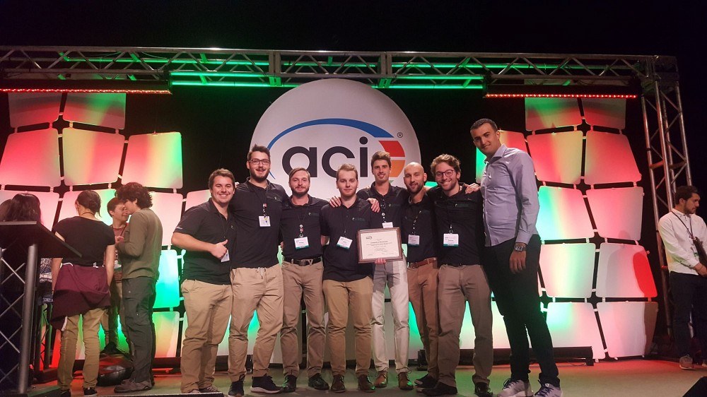 (de gauche &agrave; droite)Anthony C&ocirc;t&eacute; (bacc. g&eacute;nie civil) J&eacute;r&eacute;mie Paquin (maitrise g&eacute;nie civil et mentor de l&rsquo;&eacute;quipe), Philippe Dubois (bacc. g&eacute;nie civil), Cedric Gauthier (bacc. g&eacute;nie civil et capitaine de l&rsquo;&eacute;quipe), Antoine Lamontage Dalphond (bacc. g&eacute;nie civil), S&eacute;bastien Cloutier (bacc. g&eacute;nie civil), Rapha&euml;l Gosselin&nbsp;(bacc. g&eacute;nie civil), Redha Esselami (doctorat en g&eacute;nie civil et pr&eacute;sident de ACI - Sherbrooke)