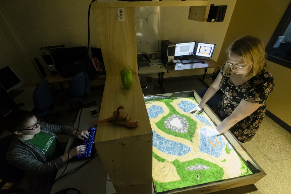 Des paysages se cr&eacute;ent en temps r&eacute;el lorsque l&rsquo;on joue dans le carr&eacute; de sable.