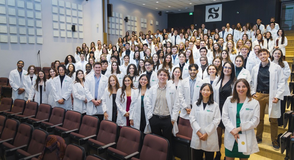 La 140&nbsp;nouveaux externes de Sherbrooke ont re&ccedil;u un sarrau symbolisant le passage aux stages en milieu clinique apr&egrave;s 2&nbsp;ans de formation.