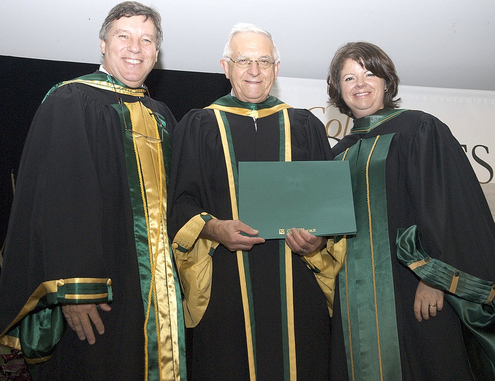 G&eacute;rard Lachiver, doyen, Esteban Chornet, professeur &eacute;m&eacute;rite, Lucie Laflamme, vice-rectrice aux &eacute;tudes