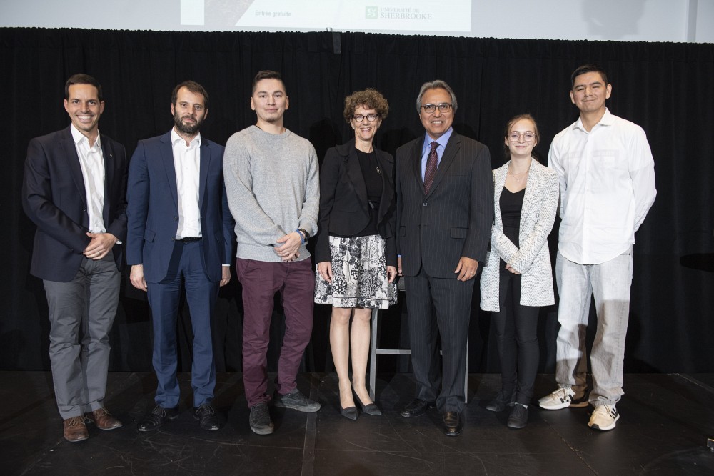 Jean-Simon Paradis-Charlebois, coordonnateur aux affaires autochtones, le professeur Maxime St-Hilaire, Kosa Chilton, &eacute;tudiant de 1re ann&eacute;e, la doyenne par int&eacute;rim Genevi&egrave;ve Cartier, James Anaya, B&eacute;n&eacute;dicte Philippe, &eacute;tudiante de 2e ann&eacute;e et Miguel Coocoo, &eacute;tudiant de 1re ann&eacute;e.