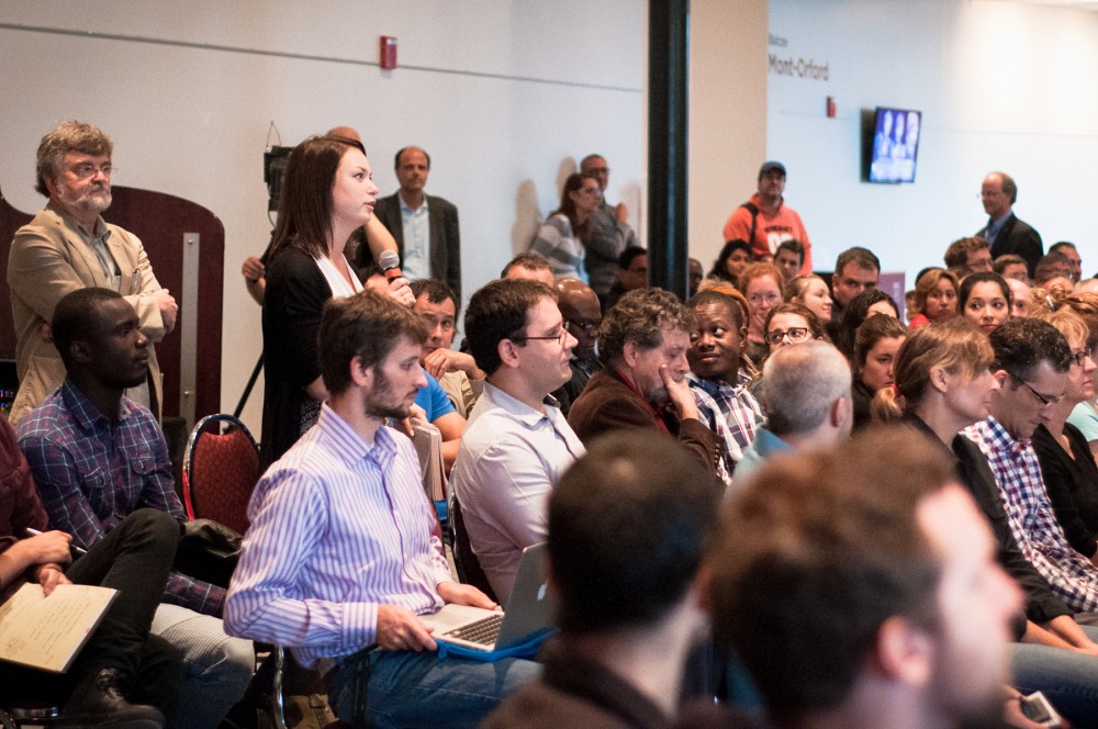 Au lancement du nouveau Centre, les participants discutent des pratiques de gestion socialement responsables.